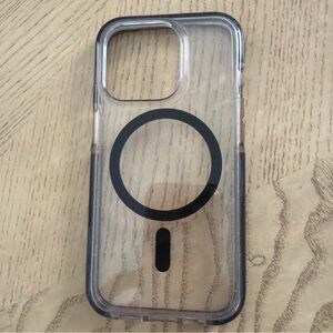 EUC Tech 21 Evo Clear i-Phone 15 Pro Case with Black Accents Mag charging